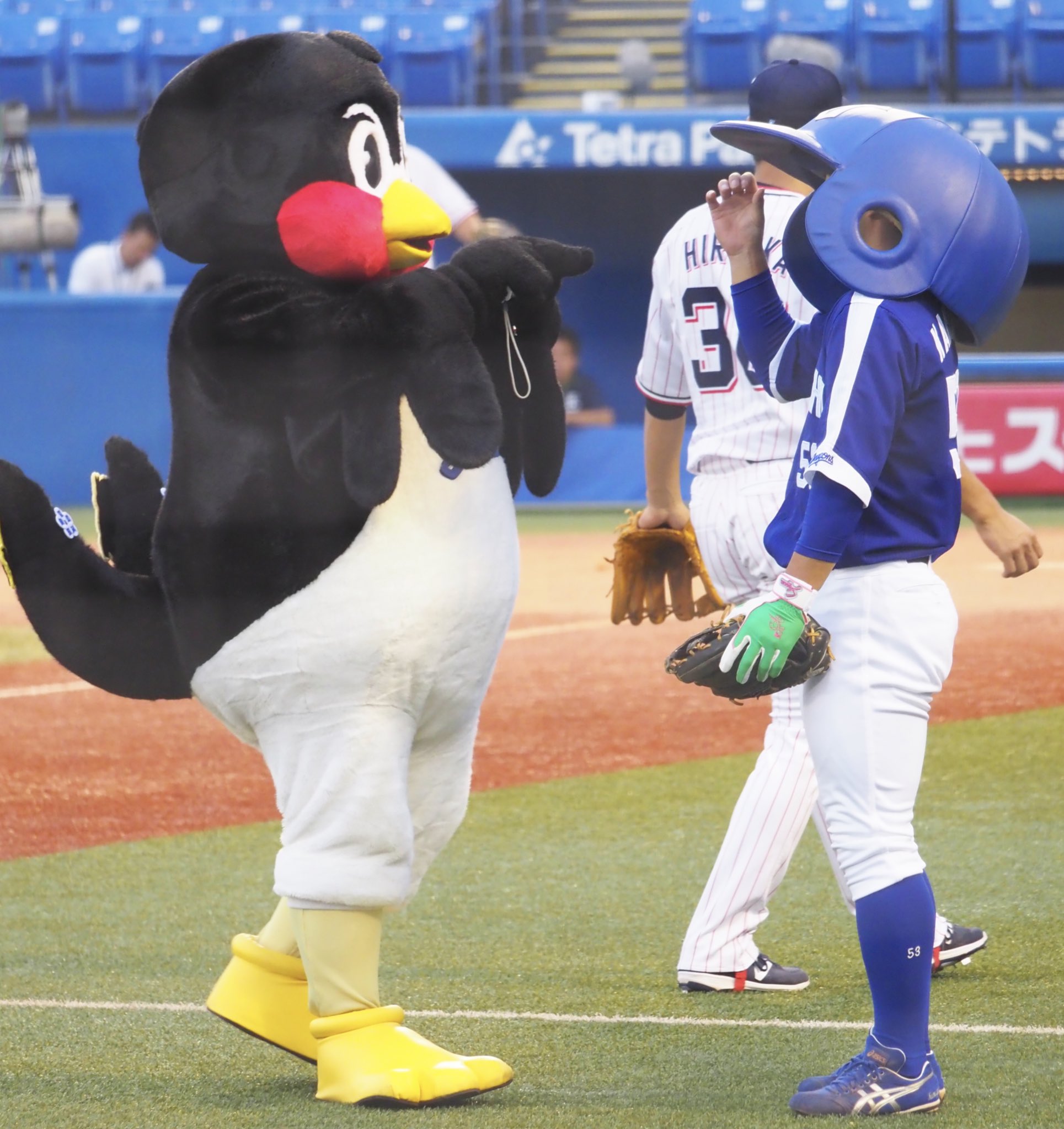みわっち 昨日つば九郎のヘルメットを被せられた亀澤さんと数年前に同じことをされていたバレンティンを比較 やっぱり亀澤さんは小さくてぶかぶか感がかわいい 亀澤恭平 つば九郎 バレンティン T Co Ozhmnujp Twitter