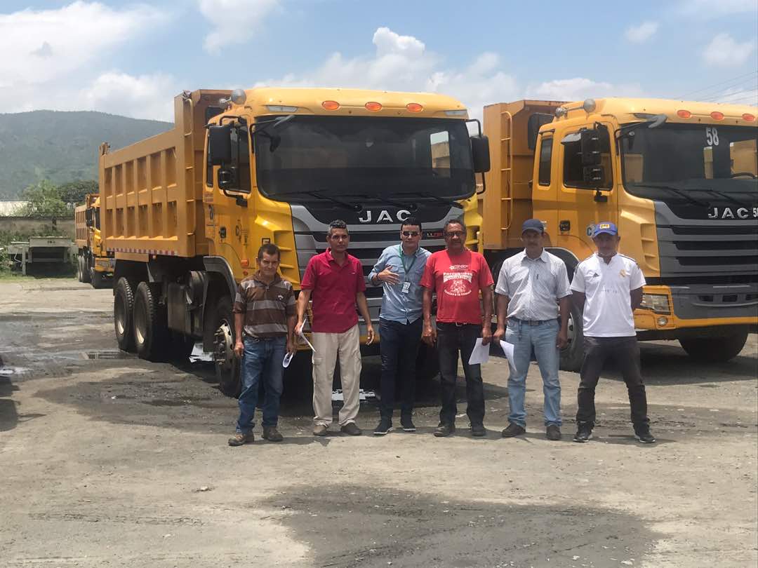 ESINSEPSA's tweet image. #EnFoto|| Aquí tenemos parte de la flota de camiones que fueron asignados por #CORPOLOGISTICA a la #ESINSEP. Gracias al empeño del Gobernador @rafaelcalles de seguir fortaleciendo la Portuguesa Potencia. Y vamos por más ¡A TRABAJAR PARA EL PUEBLO! @NicolasMaduro #Indetenibles