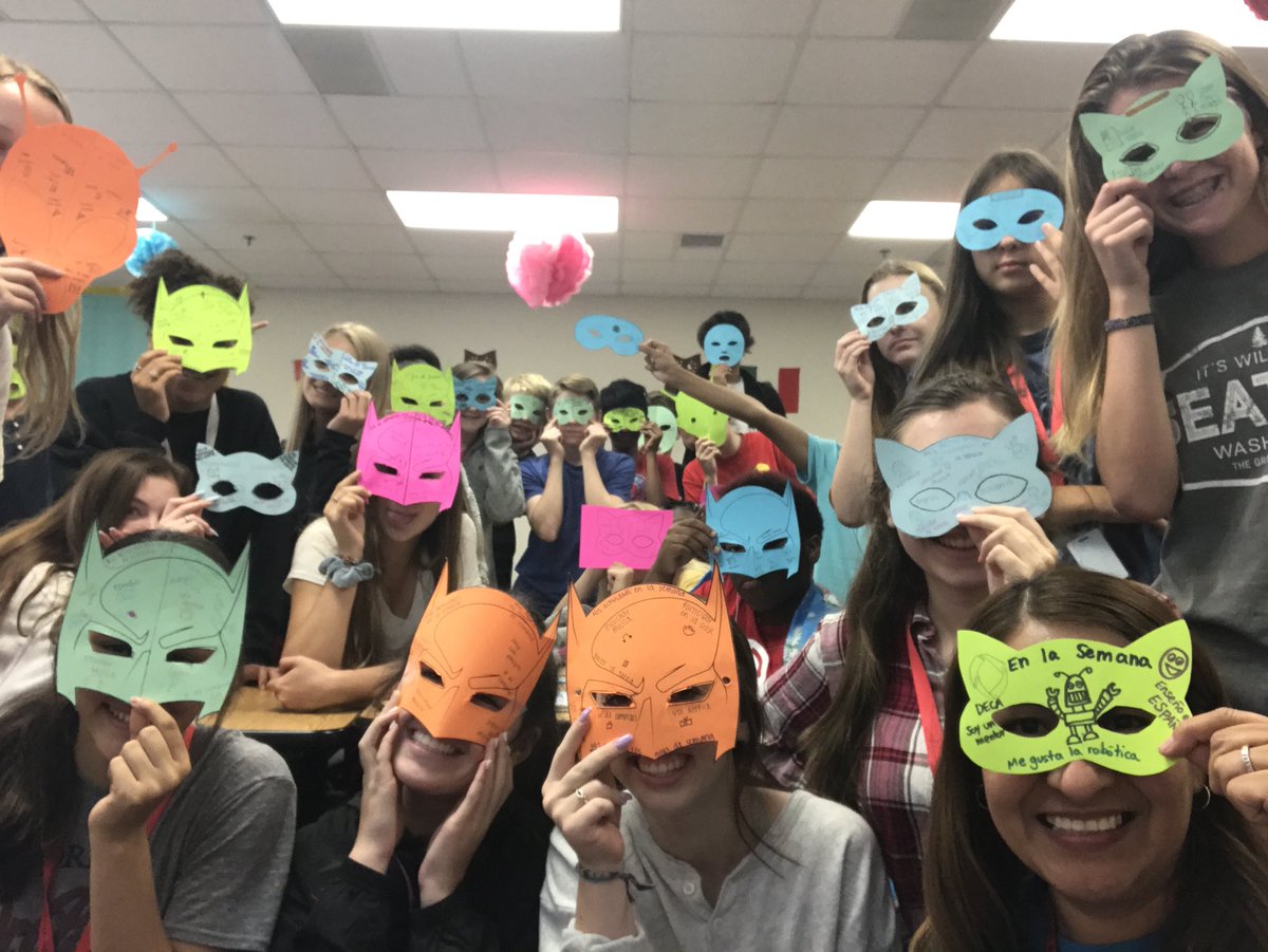 coachpflores's tweet photo. How my hobbies make me unique? Spanish 2 classes making masks to compare/contrast their week vs. weekend activities & finding thier similar preferences. ยฟQuรฉ prefieres hacer los fines de semana?
#LibertyWorldLanguages
#LHSWorldLanguages
#LHSTwitterTuesday
@LibertyRedhawks https://t.co/nPiRdd6z6x