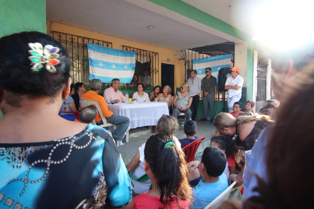 cendemocratico's tweet image. .@jimmyjairala visitó la parroquia Letamendi. En las calles Guerrero Valenzuela y Azuay fue recibido con alegría y esperanza. Las familias guayaquileñas le expresaron total respaldo para que sea él quien los represente desde la Alcaldía. MIRA LAS FOTOS 📸 bit.ly/2CqLkpZ