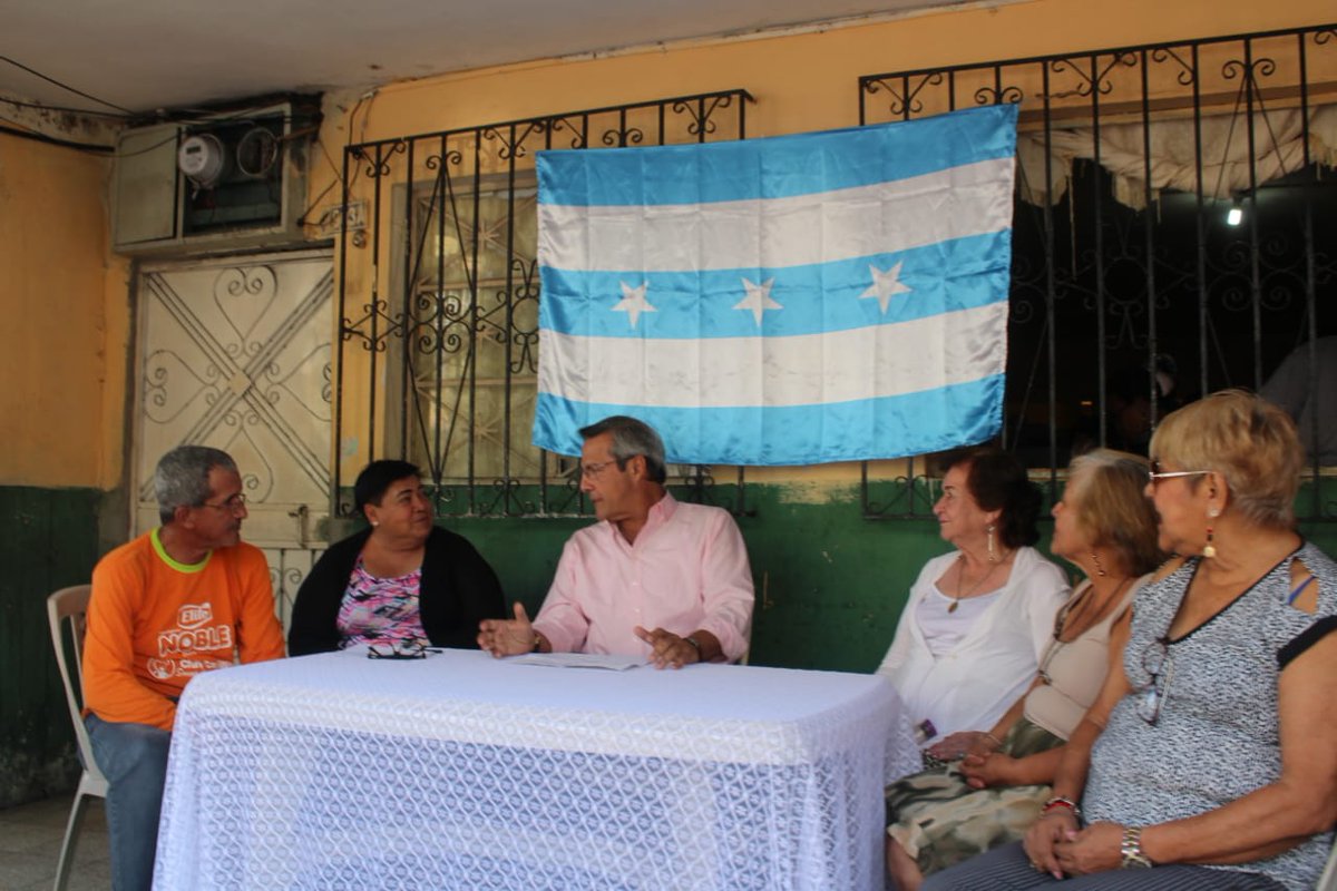 cendemocratico's tweet image. .@jimmyjairala visitó la parroquia Letamendi. En las calles Guerrero Valenzuela y Azuay fue recibido con alegría y esperanza. Las familias guayaquileñas le expresaron total respaldo para que sea él quien los represente desde la Alcaldía. MIRA LAS FOTOS 📸 bit.ly/2CqLkpZ