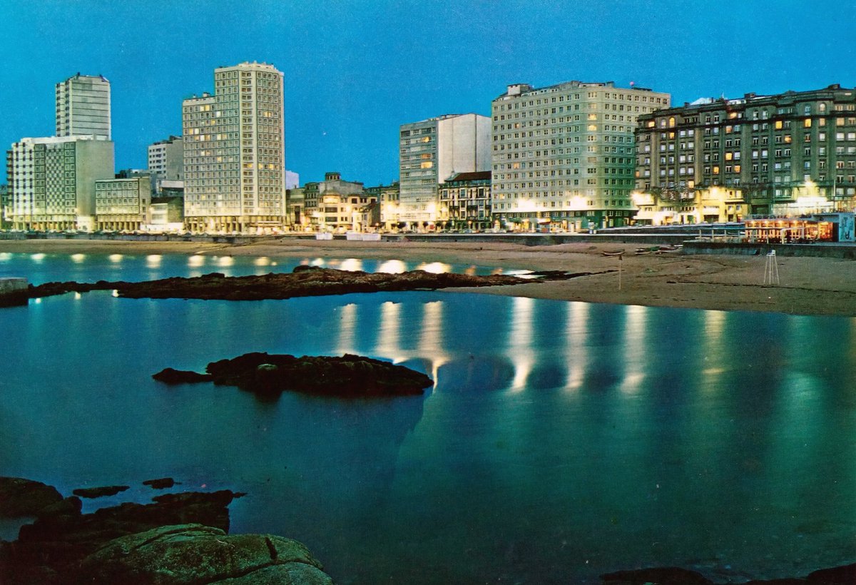 AnoroCoruna's tweet photo. Riazor vestíndose de luces á tardiña. (1972) https://t.co/l0mJpVabwC