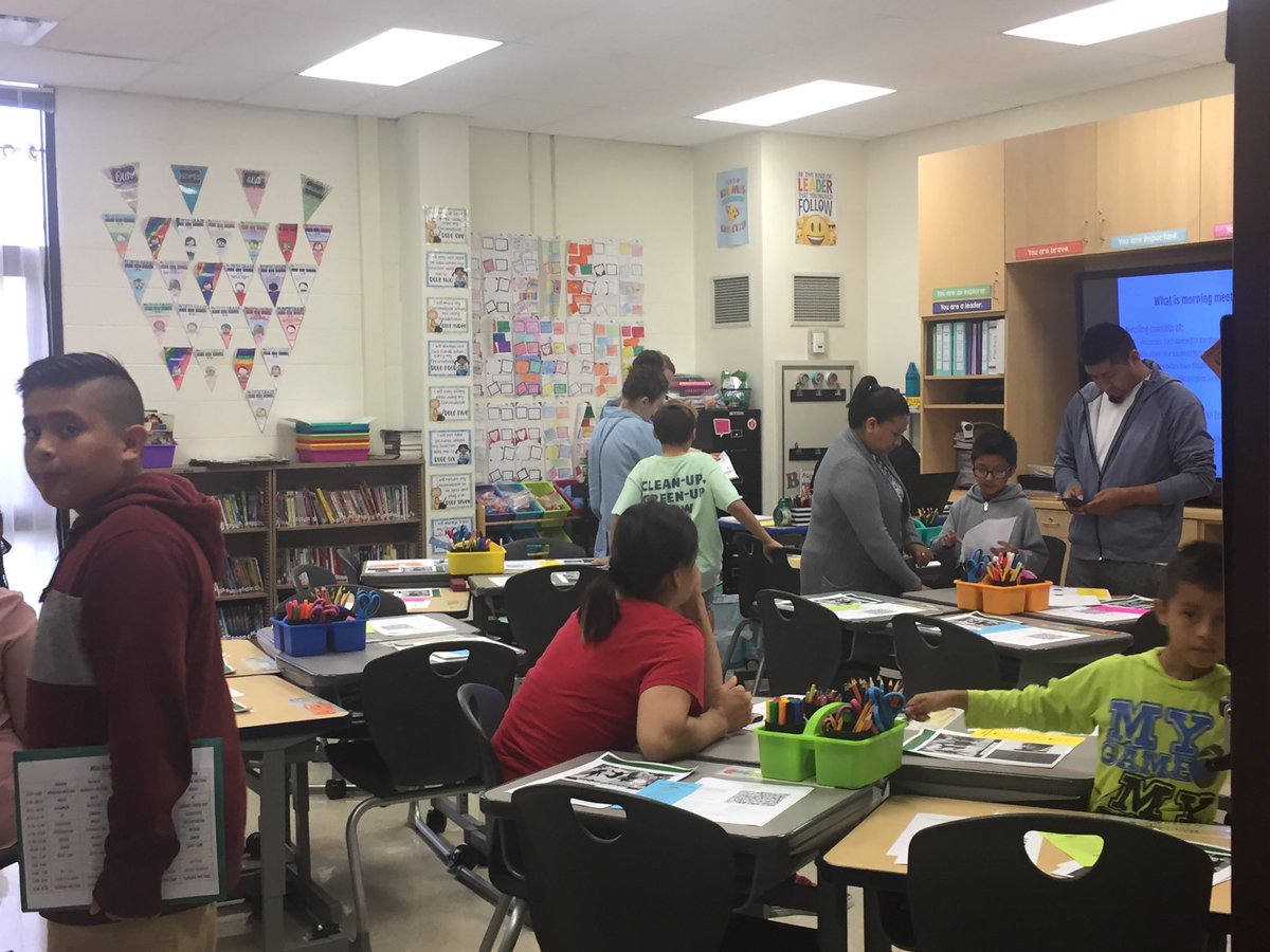 teach_learn_20's tweet photo. Open House Extravaganza!  It's a great day to be a gator! @MrGGreenbrook #esd20learns https://t.co/mfjAu4tNtD