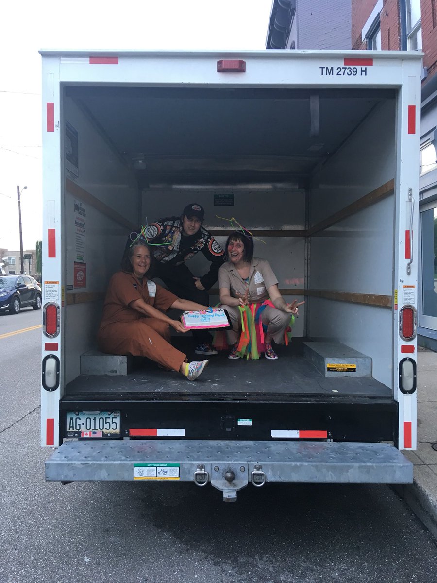 Sparklezilla's tweet photo. Cake in the uhaul #piquemagic #MadeleineStowe @Pique_tweet https://t.co/9Ku92ppv0L