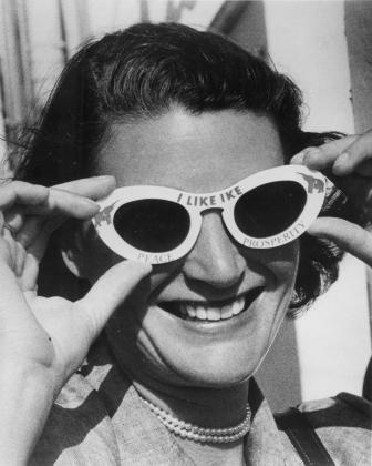 BAMPFA's tweet photo. Duck and cover: a nuclear blast from the past awaits on Friday. 💥 Watch the darkly funny cult classic THE ATOMIC CAFE and then listen to co-director Jayne Loader in conversation with archivist #RickPrelinger.
🎥 Sep 7, 7 PM: https://t.co/TfMgSqALpu https://t.co/L36Far3KIX