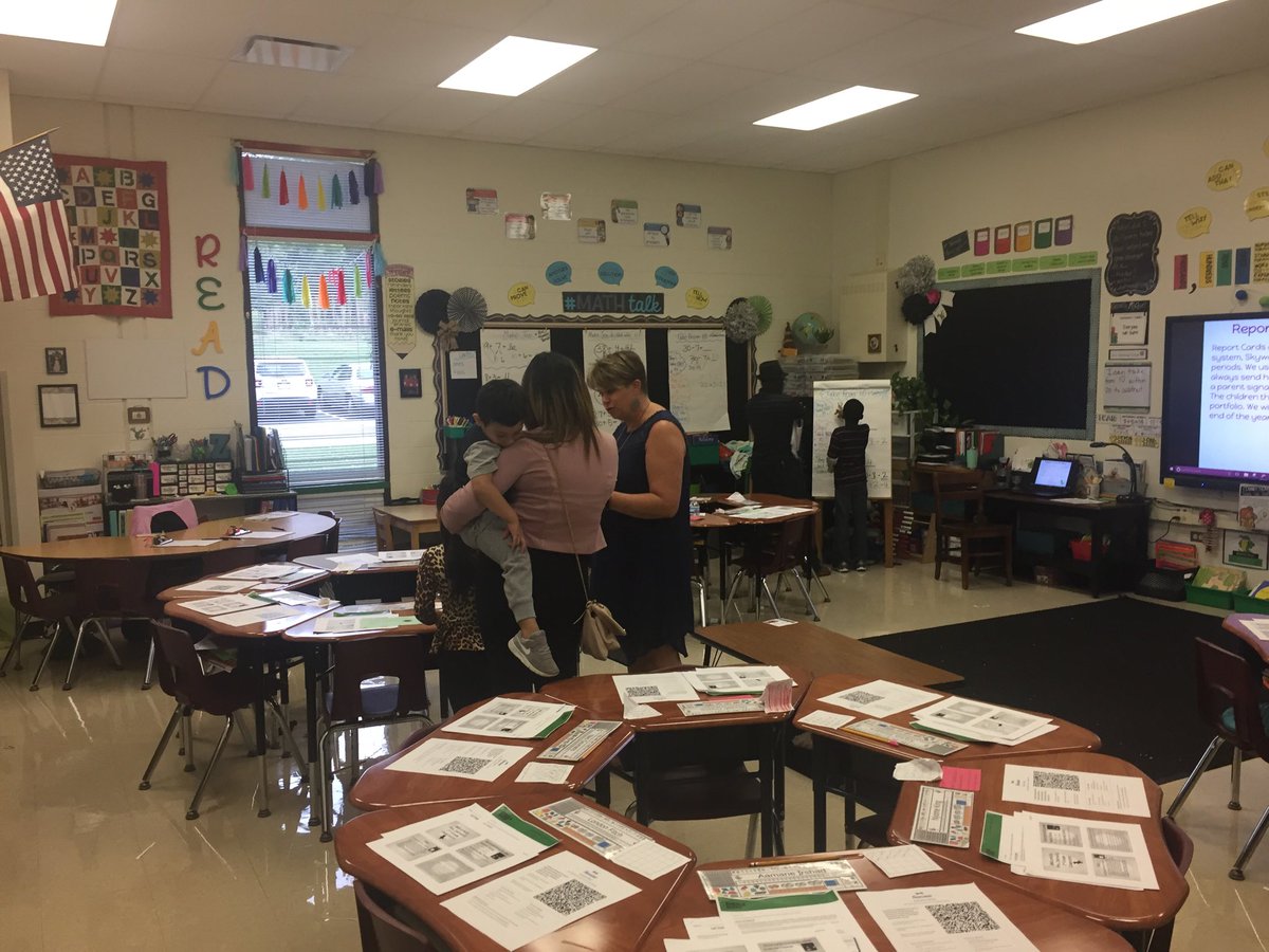 teach_learn_20's tweet photo. Our @Seesaw ambassador telling parents about the new schoolwide program! So excited! @MrsZs2ndGrade @MrGGreenbrook #esd20learns https://t.co/YEmeENIzvO