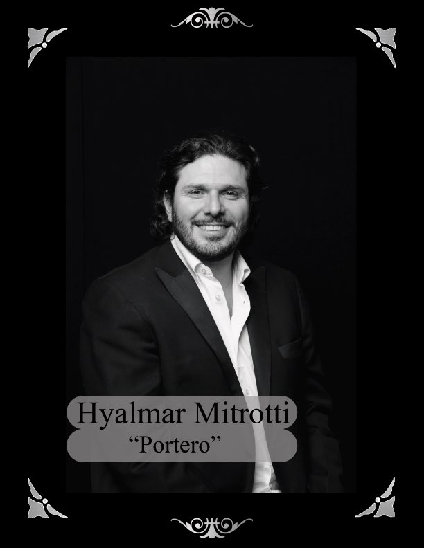 El bajo-barítono Hyalmar Mitrotti es portero en #ElCaballeroDeLaRosa 🌹. 
Foto de: Juan Diego Castillo.