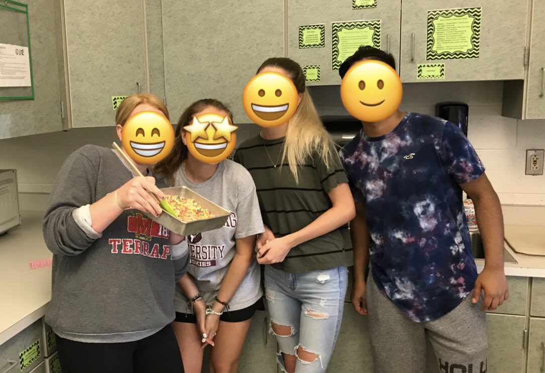 CDramsFCS's tweet image. 32/32 in the culinary labs today!! What a great first lab for all kitchen groups. Keep up the great work! #CDHSfoodsnaps #foodsandnutrition #culinarylab #kitchensafety #ricekrispiestreats