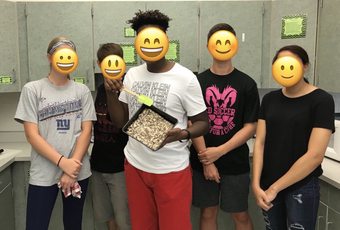 CDramsFCS's tweet image. 32/32 in the culinary labs today!! What a great first lab for all kitchen groups. Keep up the great work! #CDHSfoodsnaps #foodsandnutrition #culinarylab #kitchensafety #ricekrispiestreats