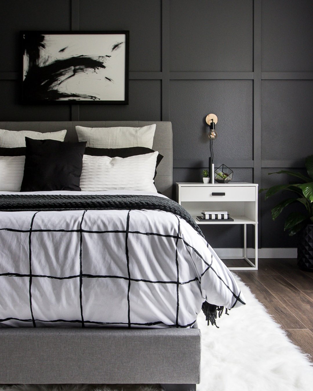 Sherwin Williams On Twitter Want To Be Bold Without Bright Colors Black Bedrooms Like These Are Sure To Turn Some Heads Https T Co Opsmirvazg Acraftedpassion Tricorn Black Sw 6258 Bright White Sw 7007