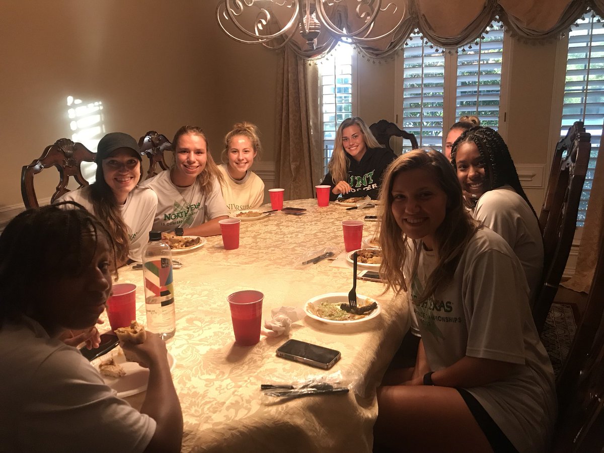 Team dinner at Brooke's family's home in Houston! 

Thank you to the Bradley's for having us! #GMG #DriveFor5🏆⚽️