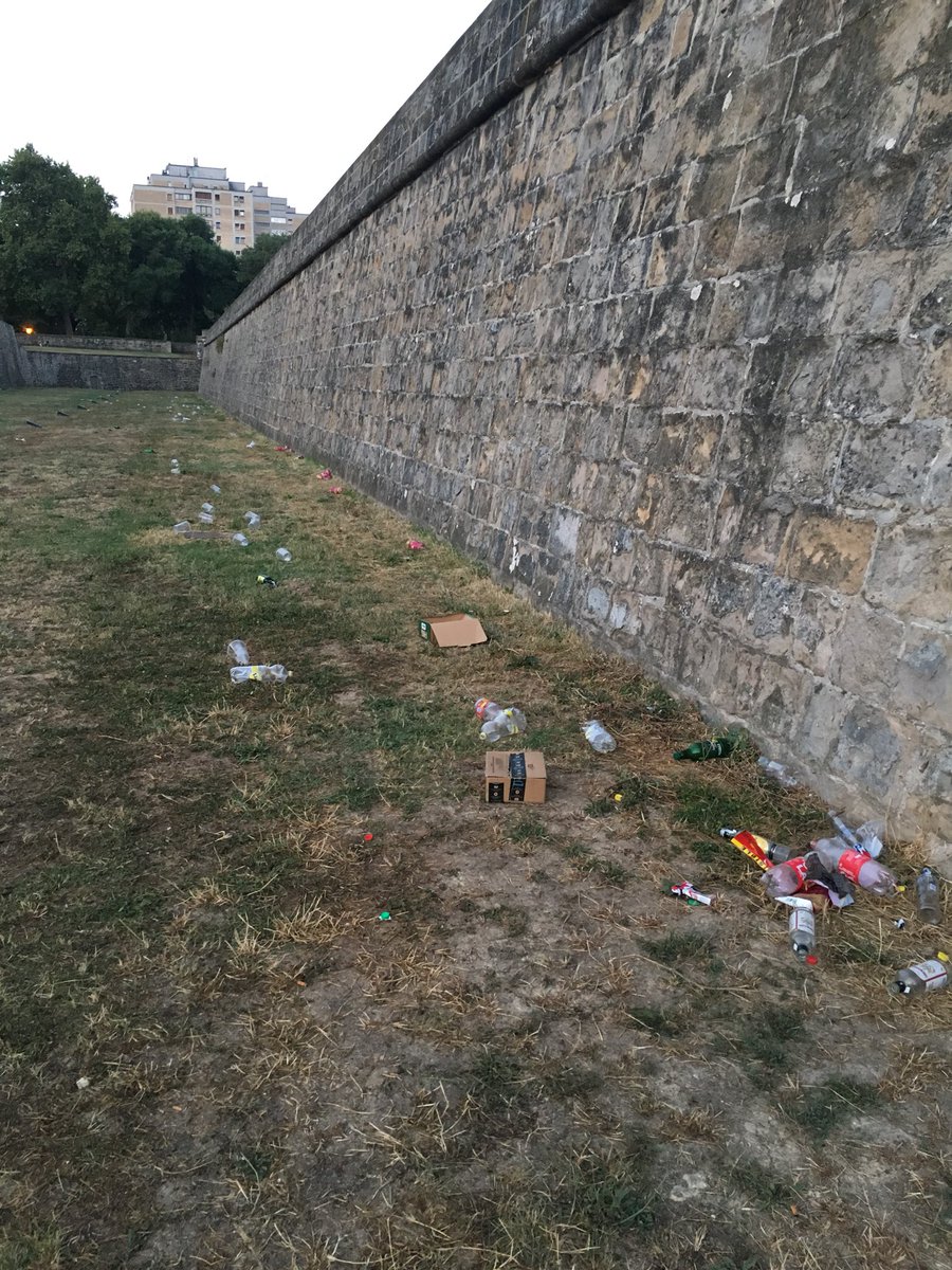 Sin comentarios...<a href="/PamplonaIruna/">Pamplona-Iruña</a>,por lo que parece tenemos nuevo punto de entrega de pedidos de <a href="/amazon/">Amazon</a> en los fosos de la vuelta del castillo.