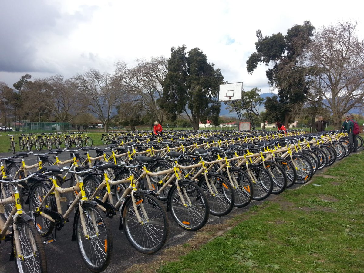 bicyclesbeyond's tweet photo. 550 learners at Noorder-Paarl High School now have @Qhubeka #bicycles to aid them in reaching for and exceeding #beyond their #academic achievements 🚲 📚

#FeelGoodFriday #HappyFriday #BicyclesAndBeyond #BicyclesChangeLives 🖐 https://t.co/PygfgAw9r7