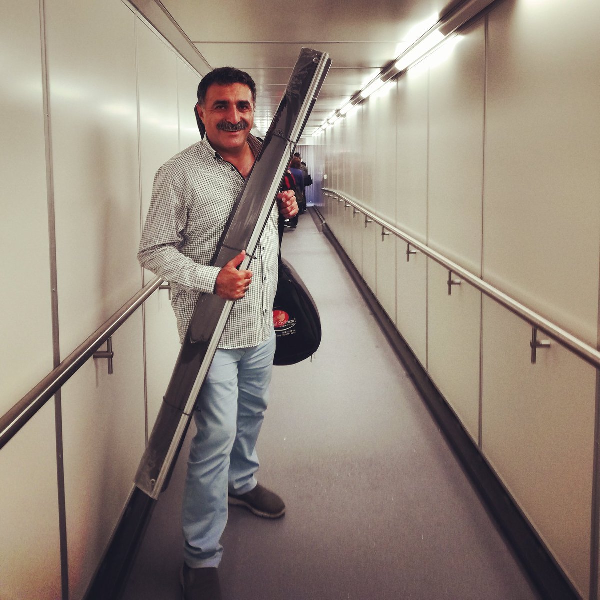 Bir elinde sazı diğer elinde seyyar yazı tahtası ile Gezici bağlama atölyesi için <a href="/erdalerzincan/">Erdal Erzincan</a>  yola çıktı . İstikamet Erzurum. Tüm aday kardeşlerimize başarılar. Emek veren herkese teşekkürler 🎶