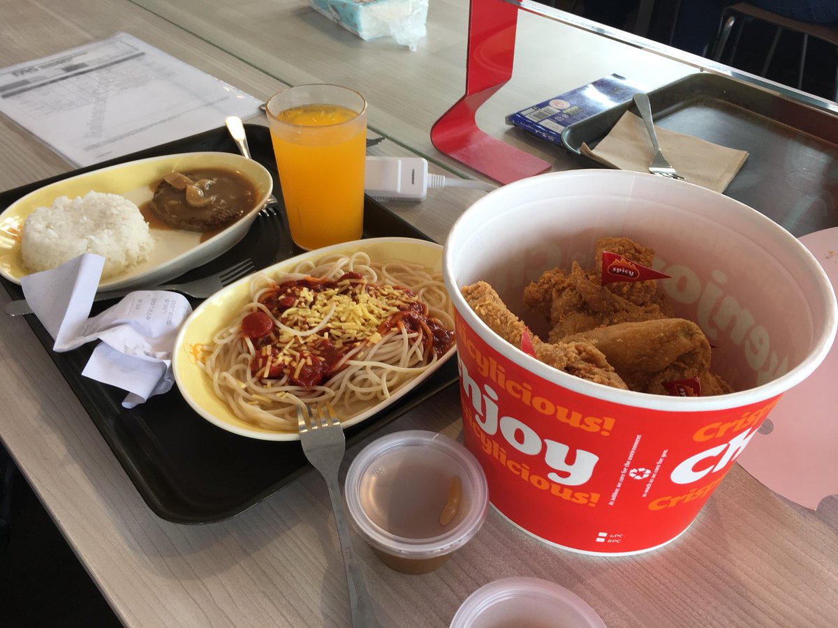 つかさ とまれみよ 移動の途中で昼メシはフィリピンのno 1ファーストフード ジョリビーに行ってきました 事前情報でまずいと評判のミートソースパスタは まぁ給食にありそうな味でそんなに悪いもんじゃなかったです つかさ とまれみよ 移動の途中で昼メシはフィリピンのno 1ファーストフード ジョリビーに行ってきました 事前情報でまずいと評判のミートソースパスタは まぁ給食にありそうな味でそんなに悪いもんじゃなかったです