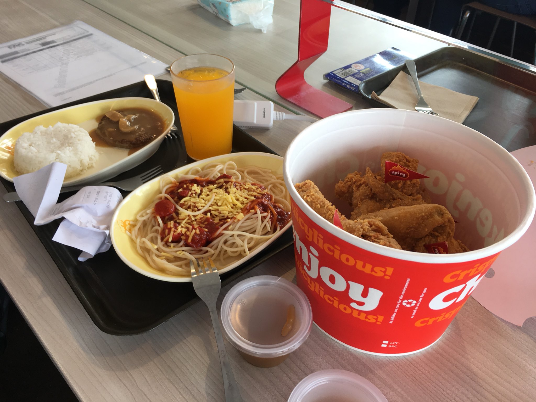 つかさ とまれみよ 移動の途中で昼メシはフィリピンのno 1ファーストフード ジョリビーに行ってきました 事前情報でまずいと評判のミートソースパスタは まぁ給食にありそうな味でそんなに悪いもんじゃなかったです つかさ とまれみよ 移動の途中で昼メシはフィリピンのno 1ファーストフード ジョリビーに行ってきました 事前情報でまずいと評判のミートソースパスタは まぁ給食にありそうな味でそんなに悪いもんじゃなかったです