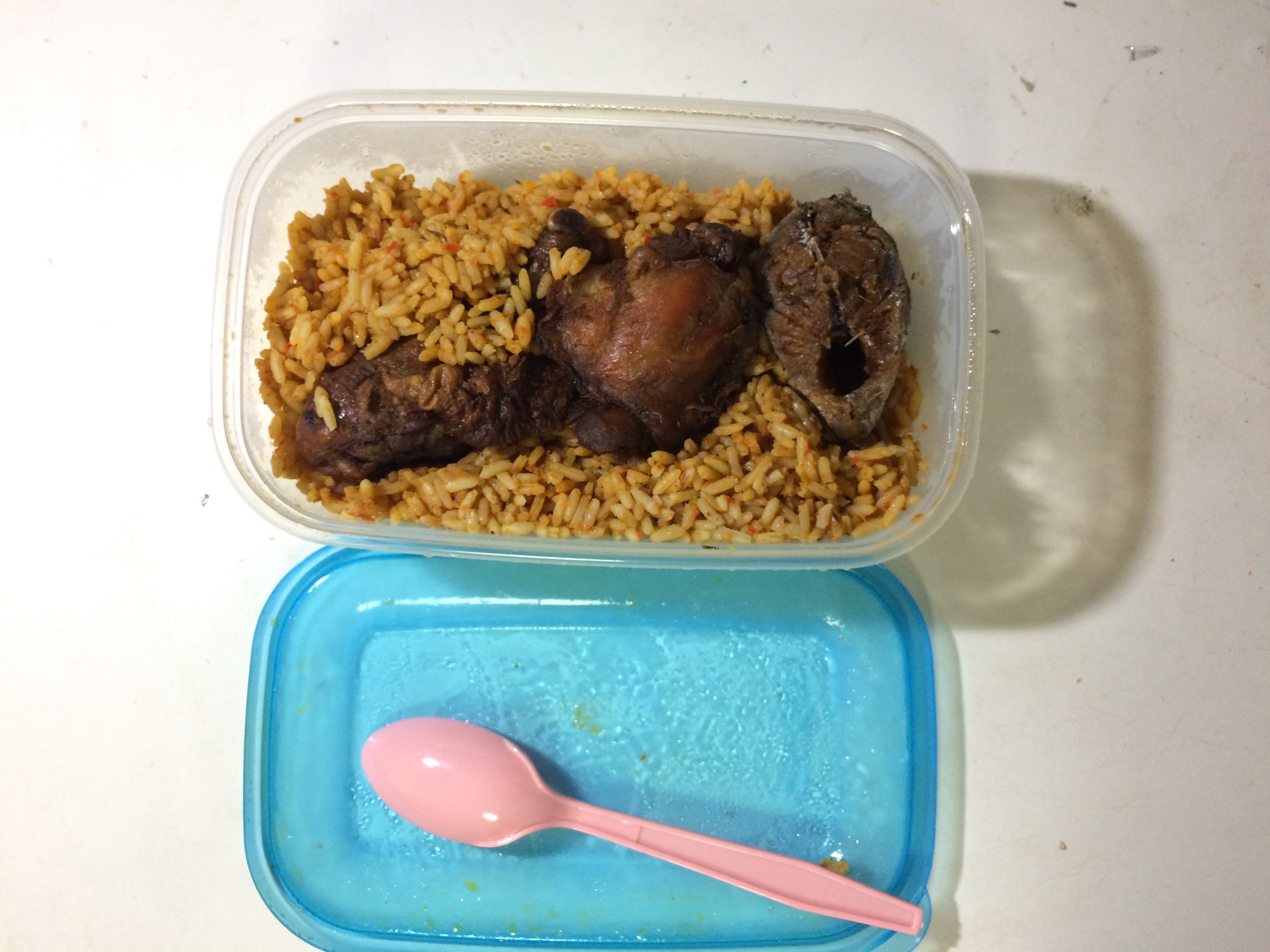 仙頭正教 On Twitter 昼です 皆さん弁当食べました 職場の同僚から それ 嫁に作って貰った とか聞かれました 写真の弁当は 夜 歌舞伎町に現れる黒人の手作り弁当屋が販売してるモノです 容器が発泡スチロールトレーとかではなく 普通のタッパーなので 見た目