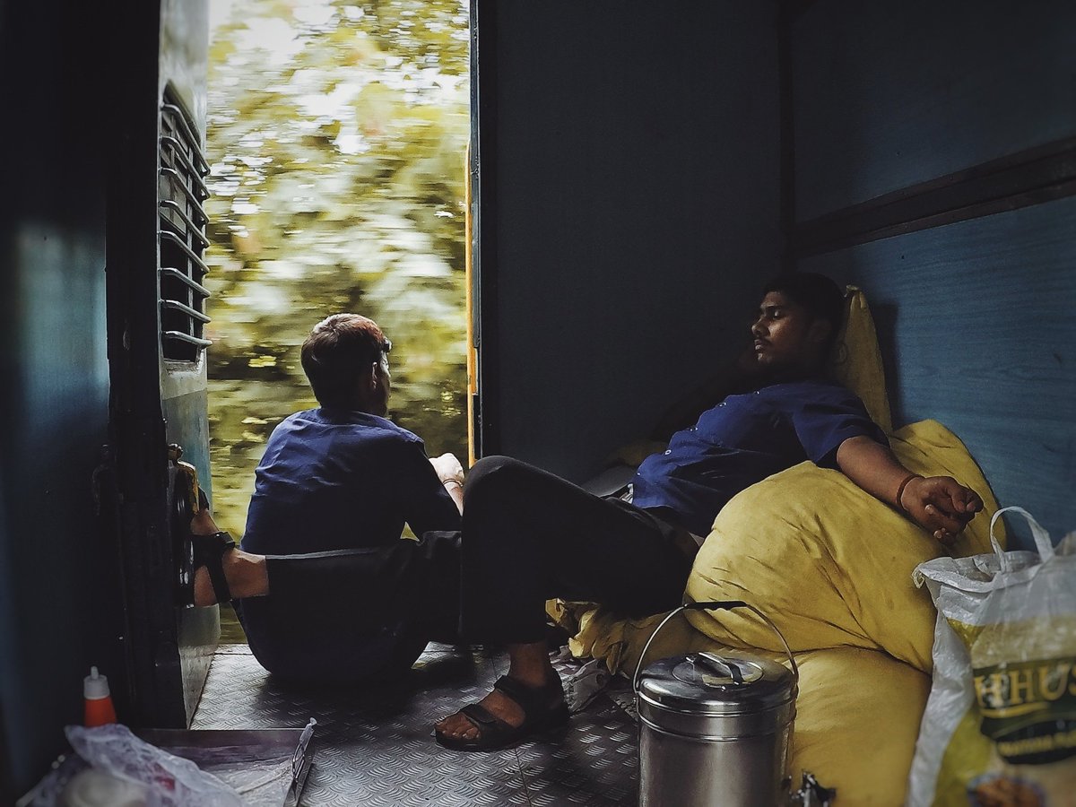 windowseatprj's tweet photo. Mandovi Express sells the highest variety of food items. The workmen appear every few minutes,taking &amp; delivering orders. Here they are,just catching some breath. No talking, no discussions,just plain old contemplation. Until time allows.

https://t.co/b3im92hbZy
#IndianRailways https://t.co/qXVSMy7NyM
