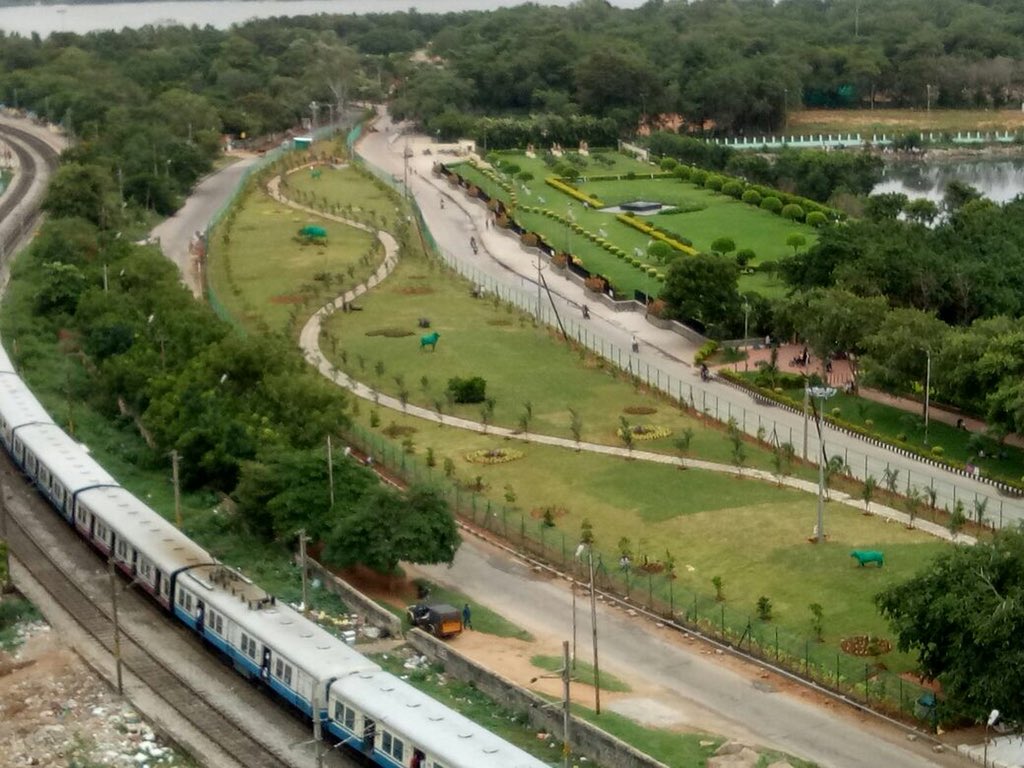 #Picturesque View of Recently Developed Island on #NecklaceRoad opp to Sri PV Ghat by #BPPA @HMDA_Gov  @KTRTRS @MinIT_Telangana @TSMAUDOnline @GHMCOnline @ktrnews @tstourism @HarithaHaram @swachhhyd #GreenHyderabad