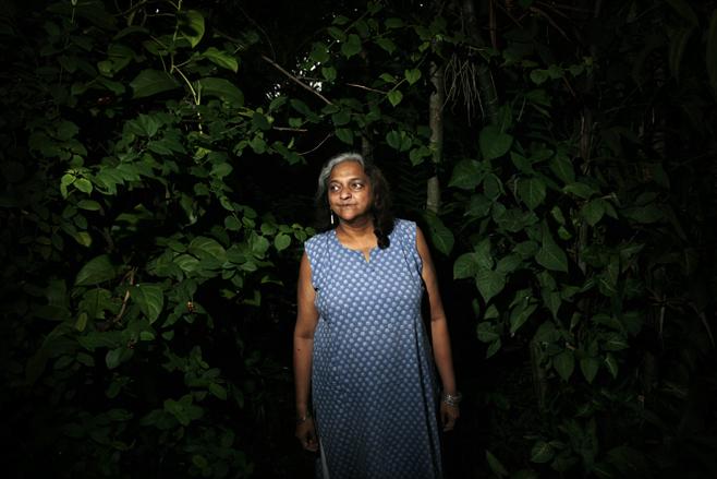 vikalpavoices's tweet image. ලංකාවෙ දි මං විරෝධතා පෙළපාලි දැකල තිබුණ. ඒත් ඒවට සහභාගි වුණේ එක්කෝ වෘත්තීය සමිති සාමාජිකයො නැත්නම් දේශපාලන පක්ෂවල සාමාජික සාමාජිකාවො. එක්සත් ජනපදයෙ දි, සාමාන්‍ය වැඩ කරන ජනයා, ගෘහණියන් සිය පවුල් පිටින් යුද විරෝධී ව්‍යාපාරයේ පාගමන්වල යෙදුණා. Read more vikalpa.org/?p=33246 #llka