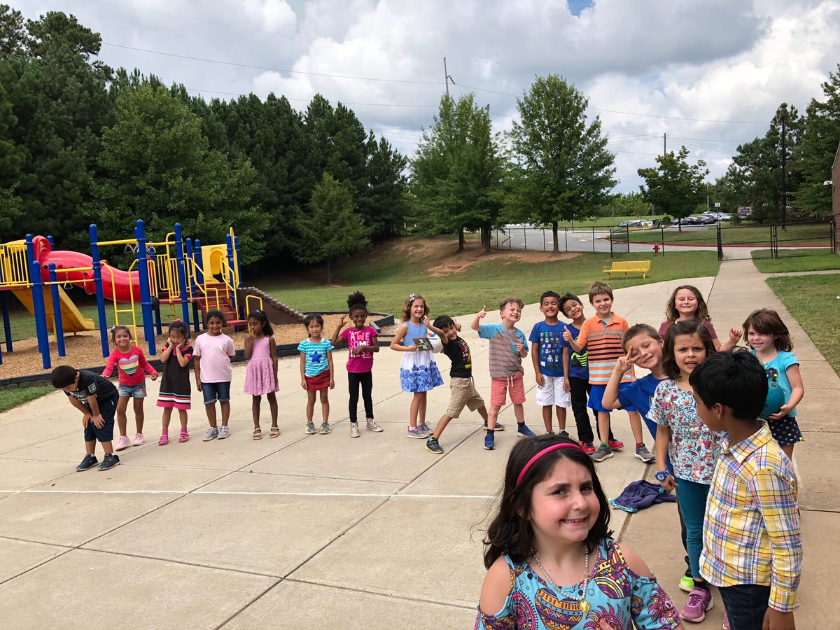 Strick1andSquad's tweet photo. We love playing outside with our friends! 💕 #FirstGradeFun https://t.co/McWwEruyg3