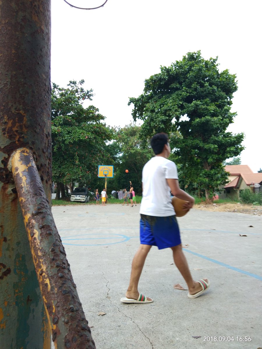 JamesLookDown's tweet photo. We like to play ball not ladies heart damnn https://t.co/nFgxb0PQBl