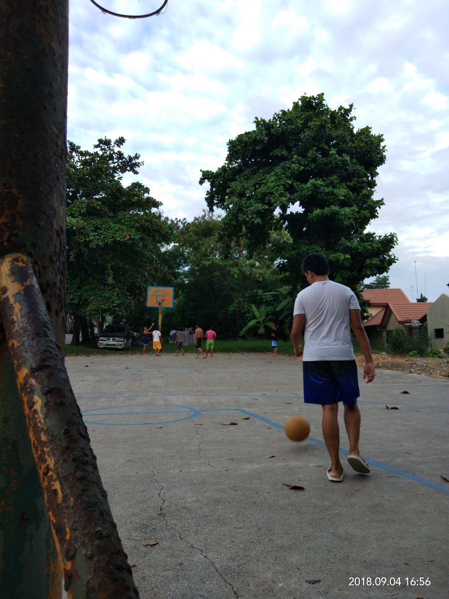 JamesLookDown's tweet photo. We like to play ball not ladies heart damnn https://t.co/nFgxb0PQBl