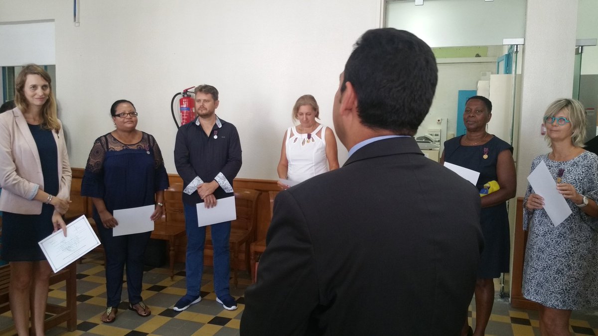 Remise de décoration aujourd'hui à Saint Martin par le Directeur des services judiciaires, Peimane Ghaleh-Marzban, aux fonctionnaires de Justice dont le dévouement à permis d'assurer la continuité du service public après le passage de l'ouragan. Bravo à eux