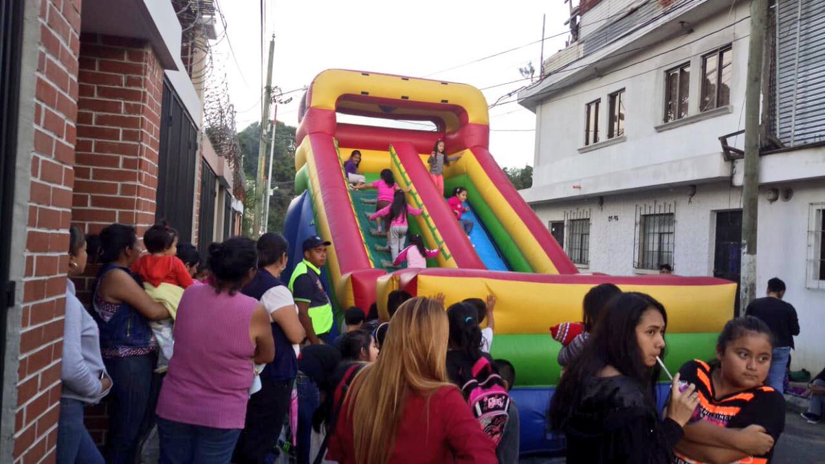 muniguate's tweet image. La Alcaldía Auxiliar de #Zona16, coordinó una noche  de sana convivencia para los vecinos de la colonia San Gaspar, actividad con el apoyo de la sub direccion de apoyo a comunidades en desarrollo.

#GuatemalaValeLaPena
#MuniGuate
#AlcaldiasAuxiliaresTrabajando