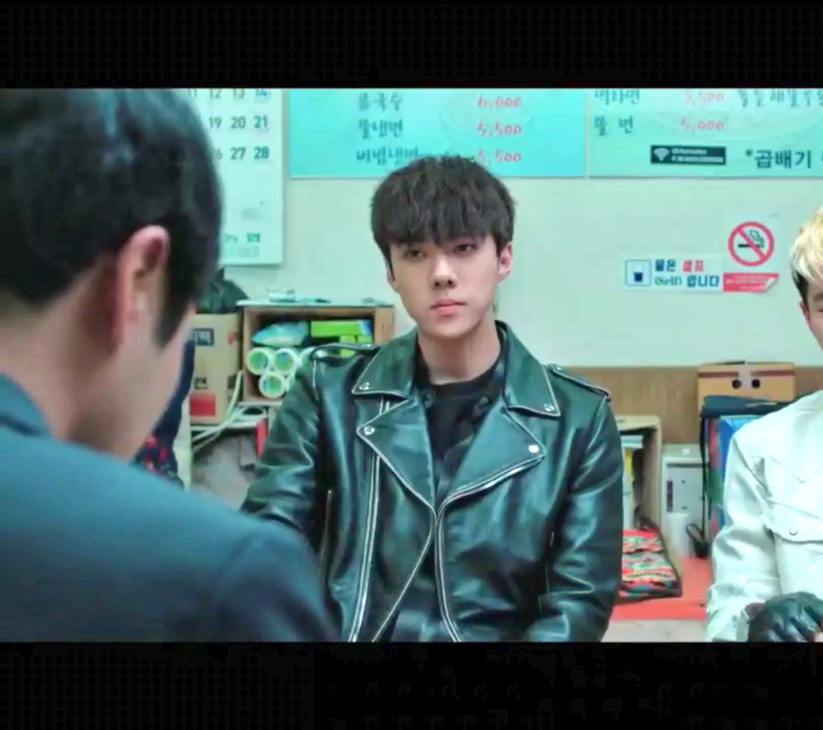 miki1207_'s tweet photo. หล่อจริงจัง นั่งเคี้ยวซุนแดยังหล่ออ่ะ #DokgoRewindxSehun https://t.co/QDyAjrcbq2