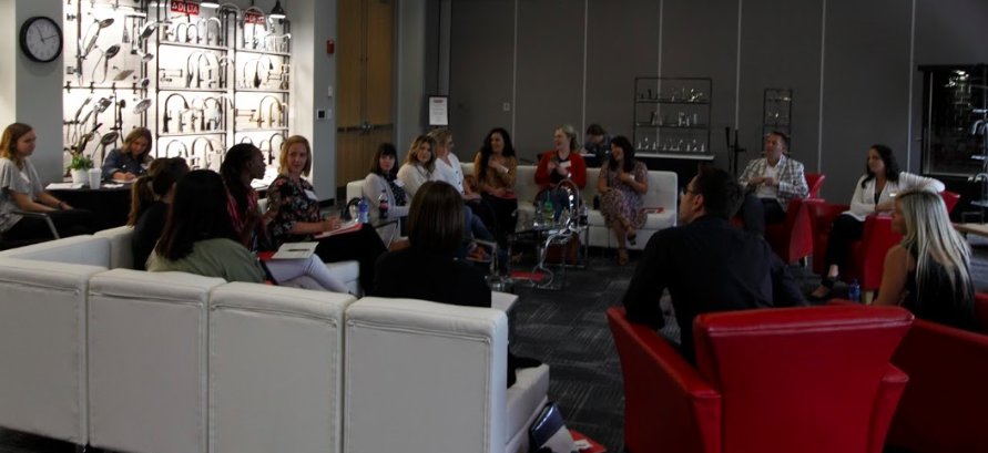 deltafaucet's tweet photo. Roundtable discussions led to a great design conversation! The bloggers emphasized the importance that each room in the home has its own character. They also exclaimed their love for mixing metals in the kitchen! (Tips for mixing finishes: https://t.co/s0ddwKL5gg) #ExploreDFC https://t.co/y6cqLZHt0Q