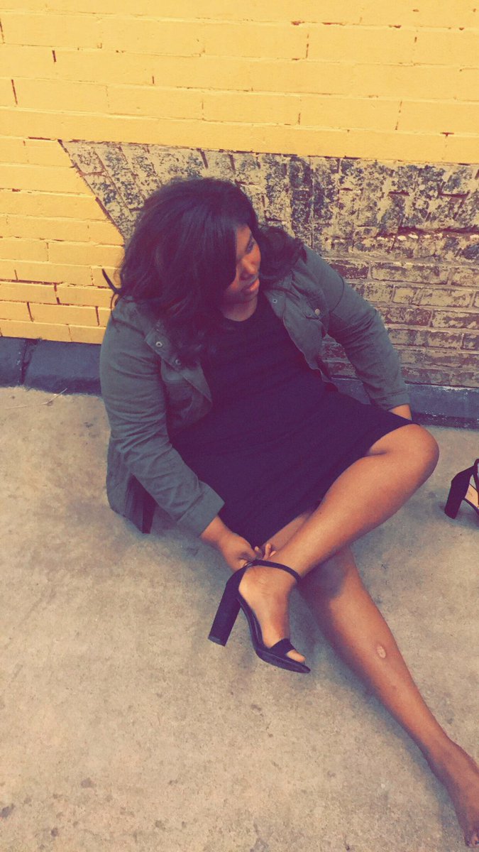 kamille2896's tweet photo. Watching all the fashion week vlogs from my favorite influencers got me all inspired😍 I’m going next year! But until then I’ll practice walking in heels bc Confession : I can’t📸(caught takin these bishes off to dance)
#help #heelproblems #fashionweek #curvycon #fashionlover https://t.co/2rGssaG3ha