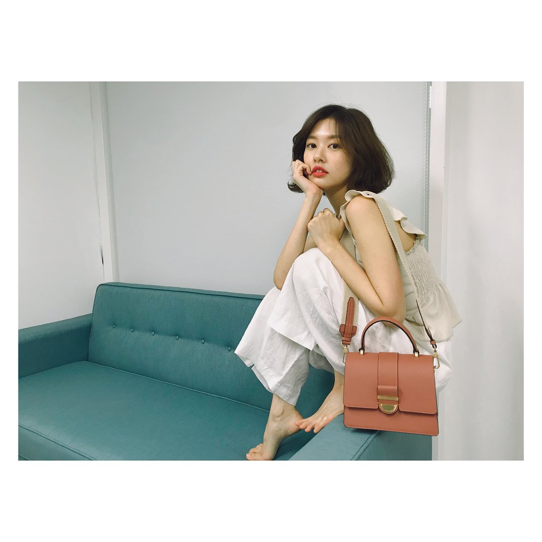 sooyaaa____'s tweet photo. 어떤 룩에도 잘 어울리는 가을가을한 👜을 득템🙌🏻 @lovcatparis #lovcat https://t.co/8kr0LgjWUe https://t.co/bcXMYVelIl
