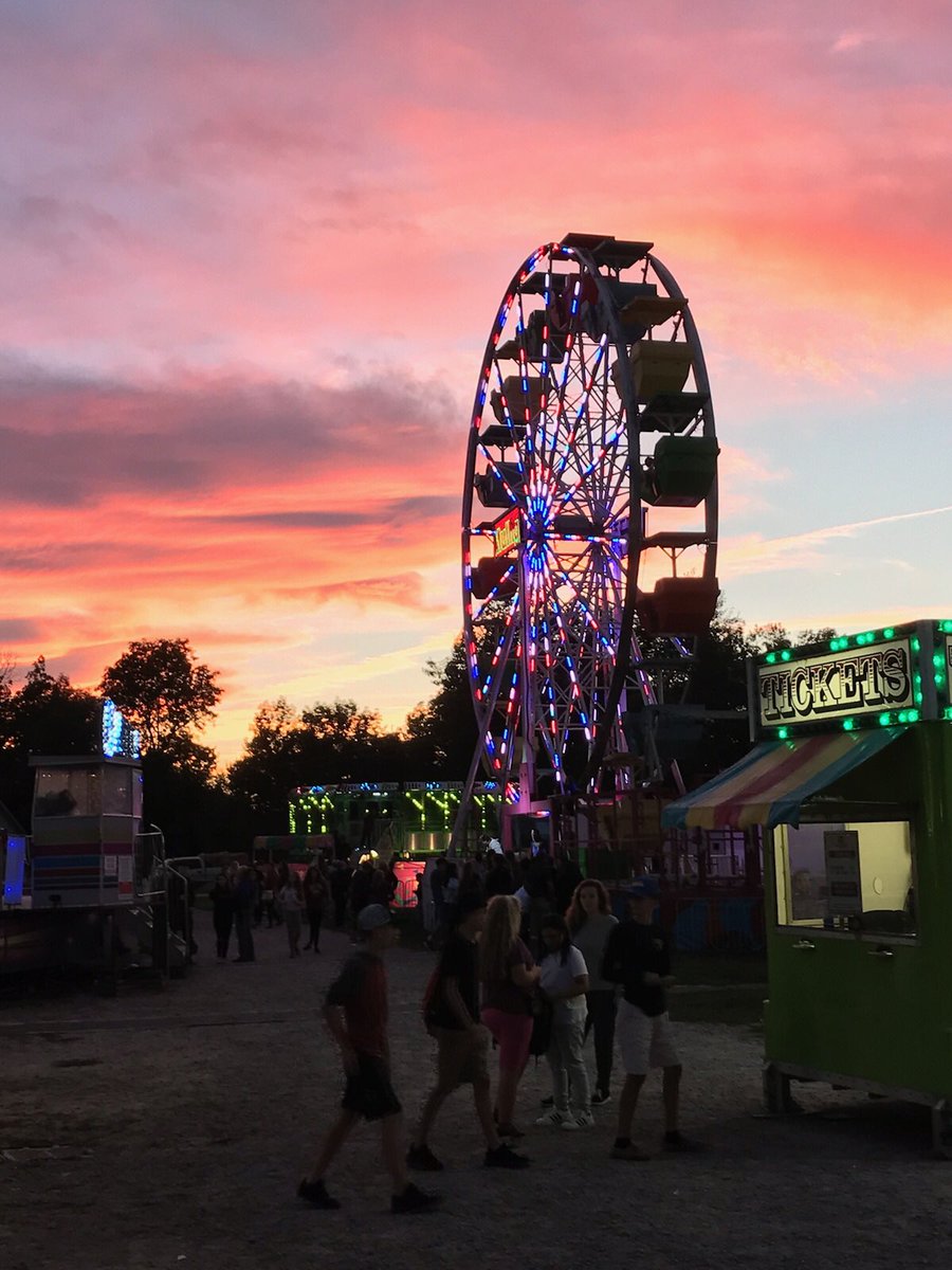 LeeBeeTD's tweet photo. Great evening to kick off the Fall Fair in Owen Sound!  #fairweatherfair ⁦@OwenSoundST⁩ https://t.co/psJTxMNvMJ
