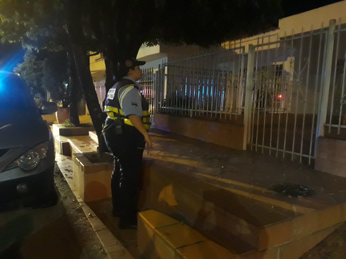 TransitoBmeja's tweet photo. Unidades de tránsito adelantaron notificación de retiro de vehículos que ocupan zonas destinadas para peatones en el barrio Los Pinos en la Comuna 4. https://t.co/SokN2P2b76