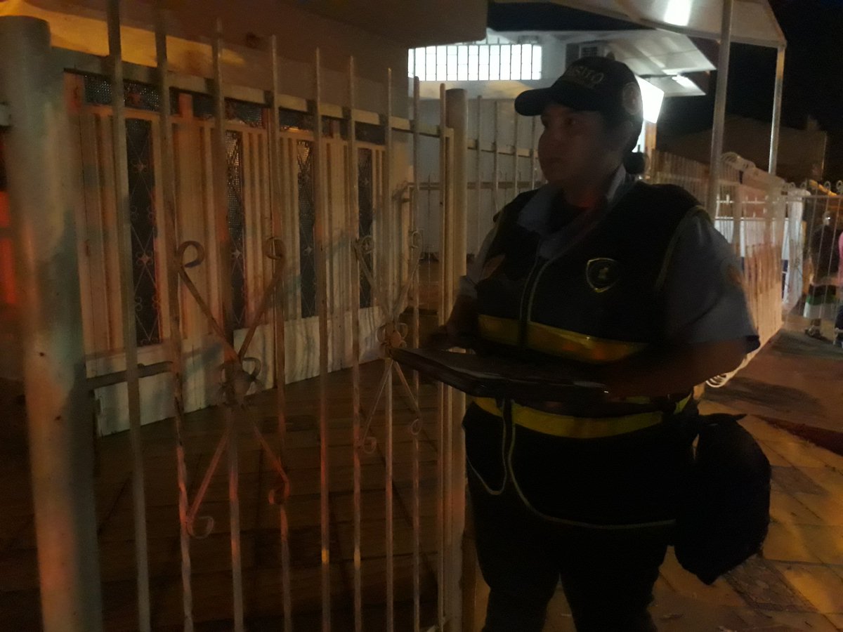TransitoBmeja's tweet photo. Unidades de tránsito adelantaron notificación de retiro de vehículos que ocupan zonas destinadas para peatones en el barrio Los Pinos en la Comuna 4. https://t.co/SokN2P2b76