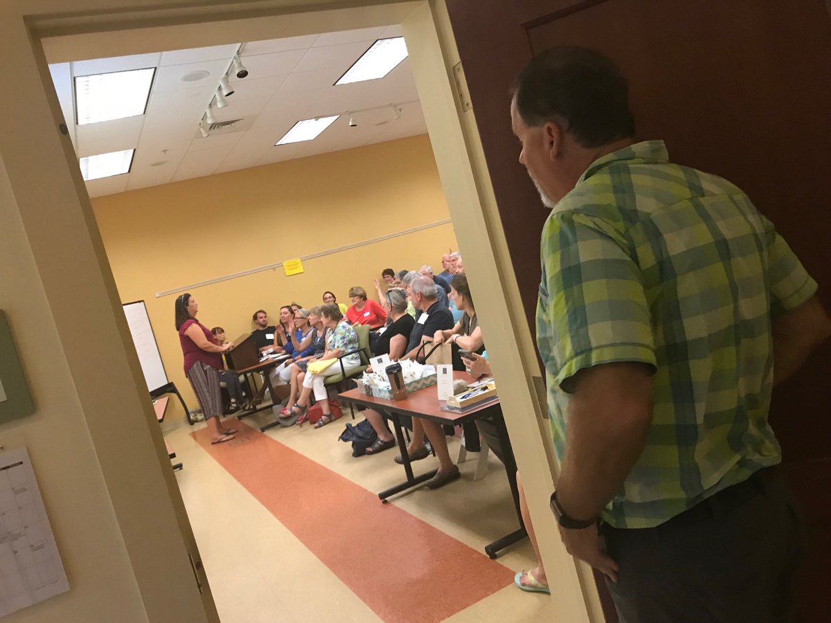 .⁦<a href="/John_Magee_/">John Magee</a>⁩ is ready to kill it at VA Native Plant Society😊 ⁦⁦<a href="/lewisginter/">Lewis Ginter Botanical Garden</a>⁩. Packed house!