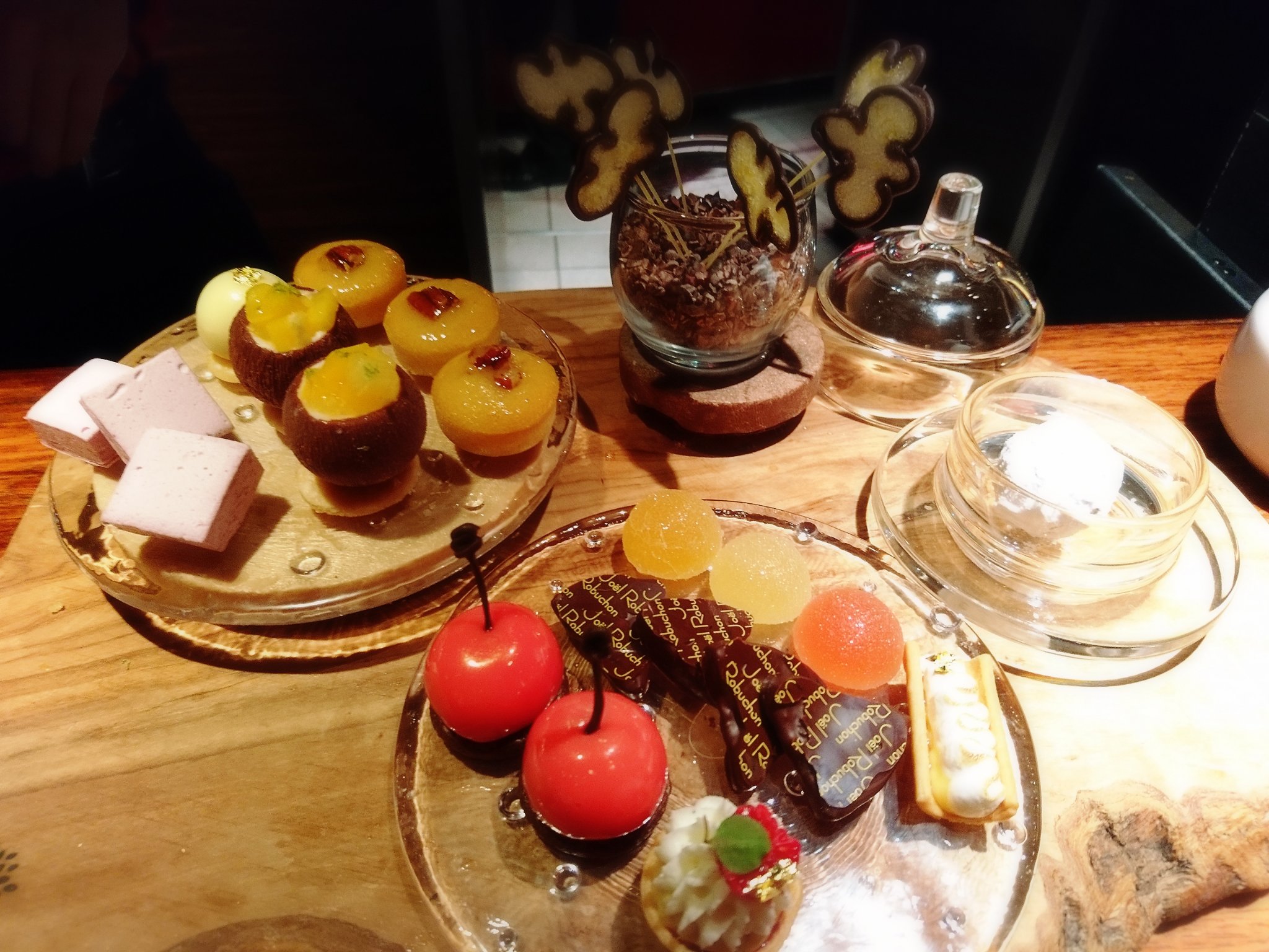 フレにゃあ スタッフ全員でhappy Birthdayをフランス語で歌ってお祝いしてくれました プレートはフランス語 で 特別なanniversary という意味だって 写真もケースに入れてくださりありがとうございました ジョエルロブション T Co