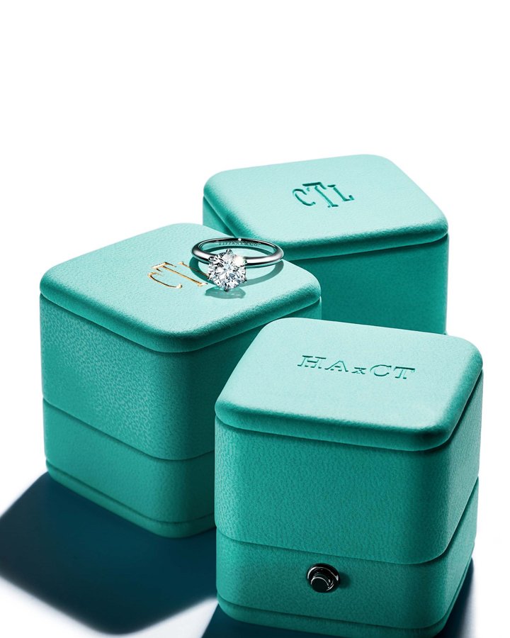 JewelleryTokyo's tweet image. #ティファニー が明日からエンゲージリングボックスに文字を入れるサービスを開始。無料。銀座本店、銀座ブライダルブティックで婚約指輪を買った場合に限る。

CTLって誰…と一瞬思ったけど、よく考えたら創業者のチャールズ・ルイス・ティファニーのイニシャル。HAはチャールズの妻の頭文字なのね。