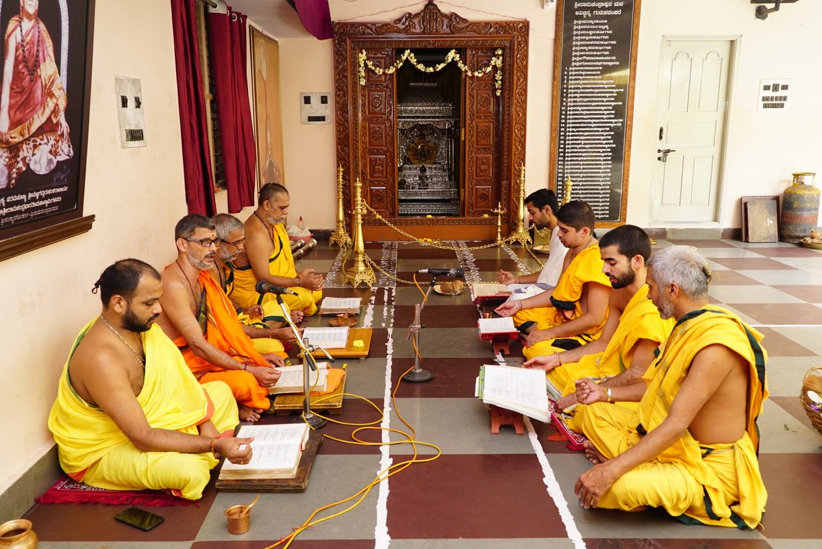 ShankaraPeetha's tweet photo. ಶ್ರೀ ಕರಿಕಾನ ಪರಮೇಶ್ವರಿ ದೇವಸ್ಥಾನದ ಅರ್ಚಕರಾದ ಸುಬ್ರಹ್ಮಣ್ಯ ಭಟ್ ಮತ್ತು ಸಂಗಡಿಗರಿಂದ ಶ್ರೀ ರಾಮಾಶ್ರಮದಲ್ಲಿ ಶ್ರೀ ಕರಾರ್ಚಿತ ದೇವರುಗಳ ಸಮ್ಮುಖದಲ್ಲಿ ನಡೆಯುತ್ತಿರುವ ಸಾಮವೇದ ಪಾರಾಯಣ!

#ಗೋಸ್ವರ್ಗ_ಚಾತುರ್ಮಾಸ್ಯ https://t.co/xJPp1X1VSo