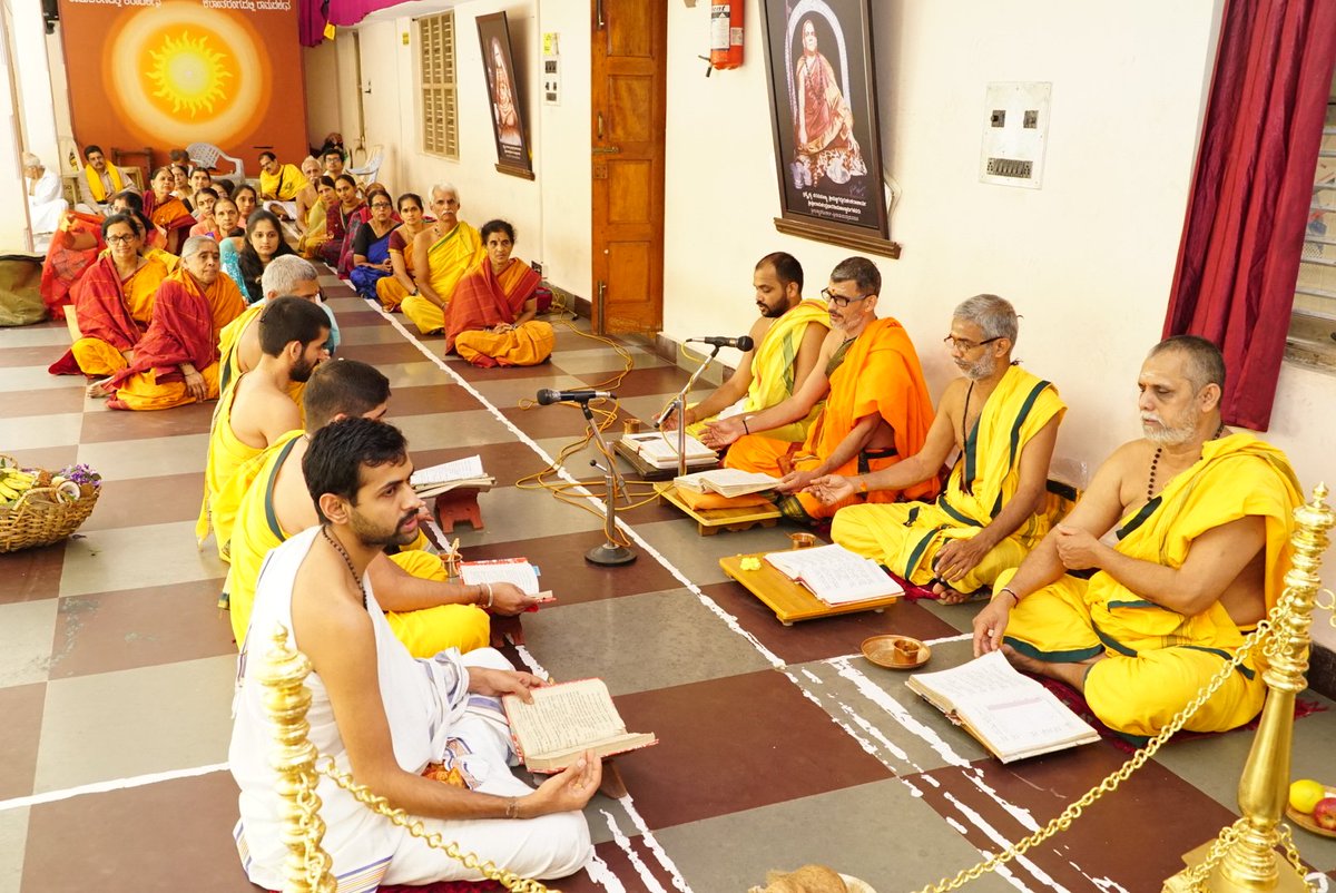 ShankaraPeetha's tweet photo. ಶ್ರೀ ಕರಿಕಾನ ಪರಮೇಶ್ವರಿ ದೇವಸ್ಥಾನದ ಅರ್ಚಕರಾದ ಸುಬ್ರಹ್ಮಣ್ಯ ಭಟ್ ಮತ್ತು ಸಂಗಡಿಗರಿಂದ ಶ್ರೀ ರಾಮಾಶ್ರಮದಲ್ಲಿ ಶ್ರೀ ಕರಾರ್ಚಿತ ದೇವರುಗಳ ಸಮ್ಮುಖದಲ್ಲಿ ನಡೆಯುತ್ತಿರುವ ಸಾಮವೇದ ಪಾರಾಯಣ!

#ಗೋಸ್ವರ್ಗ_ಚಾತುರ್ಮಾಸ್ಯ https://t.co/xJPp1X1VSo