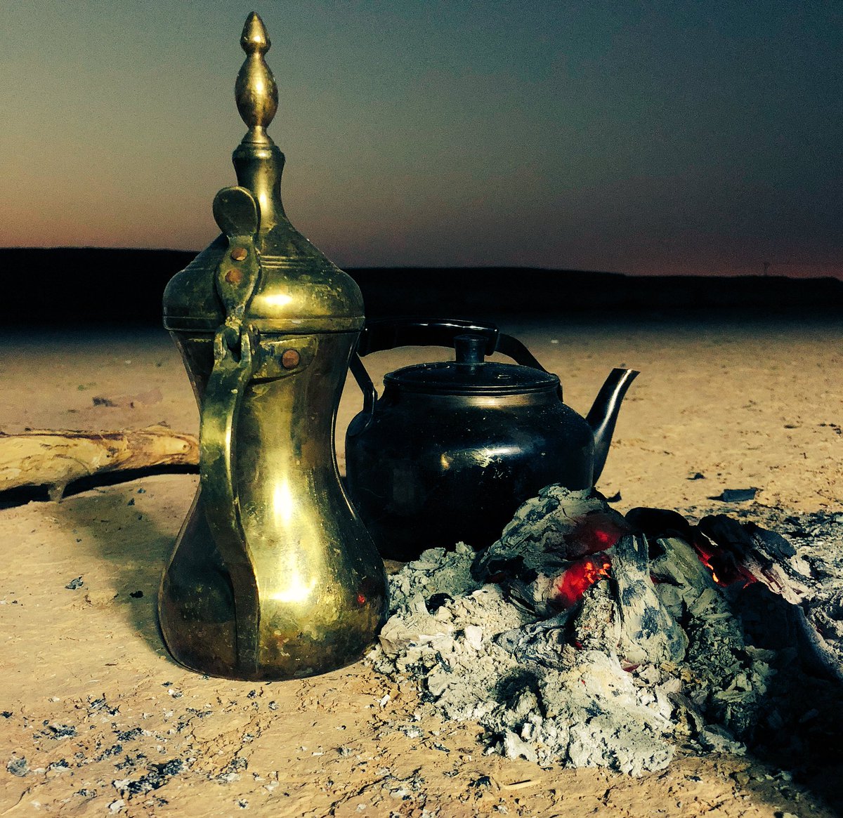 abdullah_AMT's tweet photo. عَسى اللَيالي الَّتي أَضنَت بِفُرقَتَنا
جِسمي سَتَجمَعُنِي يَوماً وَتَجمَعُهُ 

وَإِن تُغِلُّ أَحَدَاً مِنّا مَنيَّتَهُ
فَما الَّذي بِقَضاءِ اللَهِ يَصنَعُهُ

*ابن زريق(الكاتب البغدادي) https://t.co/ske8s5PAhU