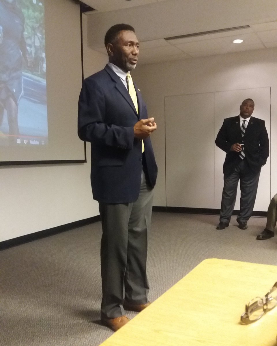 100BlackMenJax's tweet image. Great turnout for the #J100 New Member Orientation. All of them are eager to #mentor &amp;amp; do great things in the community. 
#100BMOA #100BlackMenJax #EconomicEmpowerment #ProjectSuccessMentoringProgram #MenTacklingtheBigC #Whattheyseeiswhattheyllbe #DuvalCounty