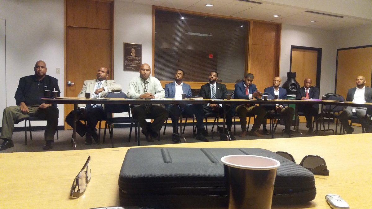 100BlackMenJax's tweet image. Great turnout for the #J100 New Member Orientation. All of them are eager to #mentor &amp;amp; do great things in the community. 
#100BMOA #100BlackMenJax #EconomicEmpowerment #ProjectSuccessMentoringProgram #MenTacklingtheBigC #Whattheyseeiswhattheyllbe #DuvalCounty