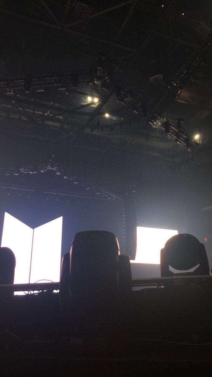 mythicaItae's tweet photo. WE OUT HERE OMFHFCNJCBG #LoveYourselfinLA #LoveYourselfTour https://t.co/Rjly0dDhyB