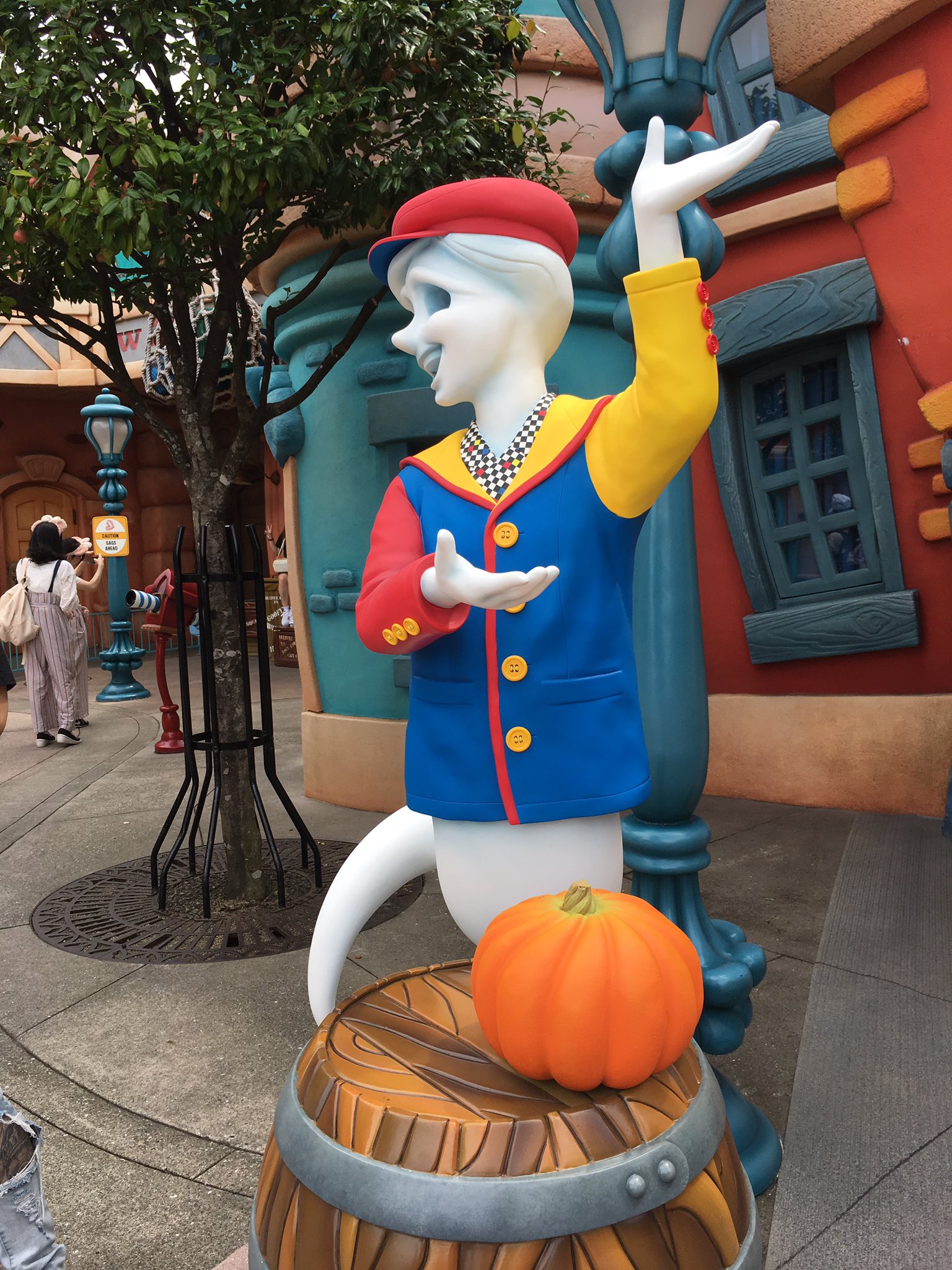 ぼいらーくん トゥーンタウンのおばけ ロジャーラビット前とバス停上 ディズニーハロウィン おばけ ハロウィン トゥーンタウン ロジャーラビット T Co 3lwyxnekwn Twitter