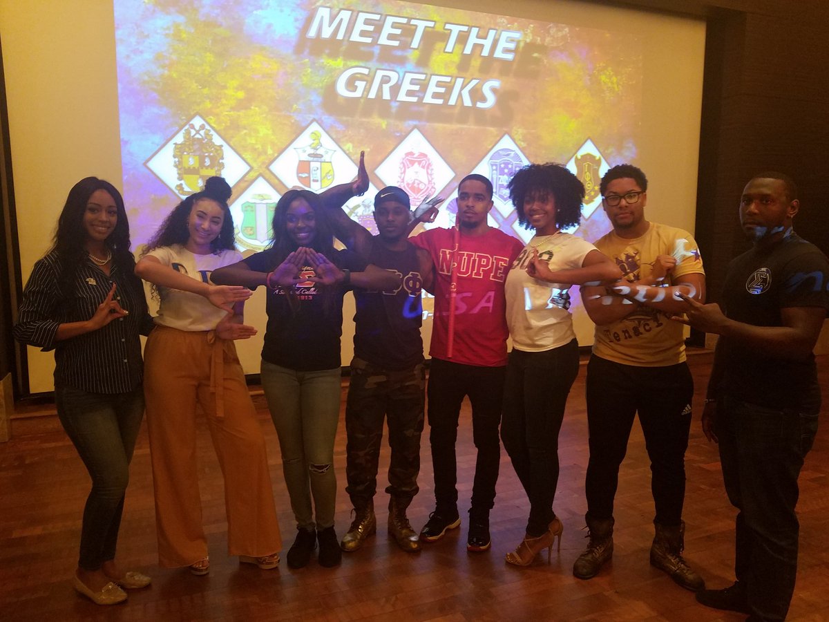 APhiSigmaSGRHOS's tweet photo. This evening, our Undergraduate Chapter Sorors from the Tau Mu Chapter at University of Texas San Antonio showed up and showed out at the NPHC Meet the Greeks presentation. #SigmaGammaRho #SGRHO #SWSGRHO #UTSA #SGRhoSWRegion #SGRHOSW πππ©π https://t.co/Ta8zZ2cQEg