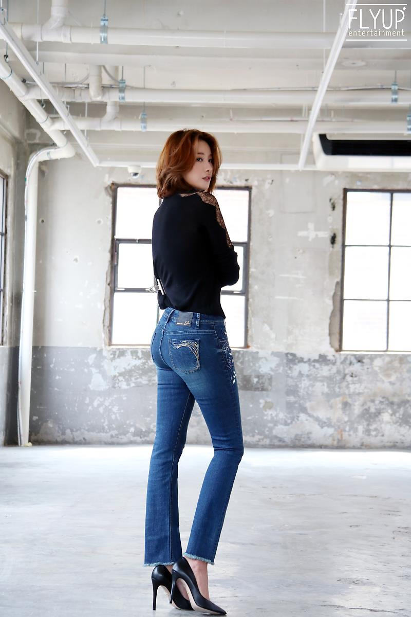FL0WERCAFE's tweet photo. Legs #YooInYoung https://t.co/i0Cm6Z9ccP