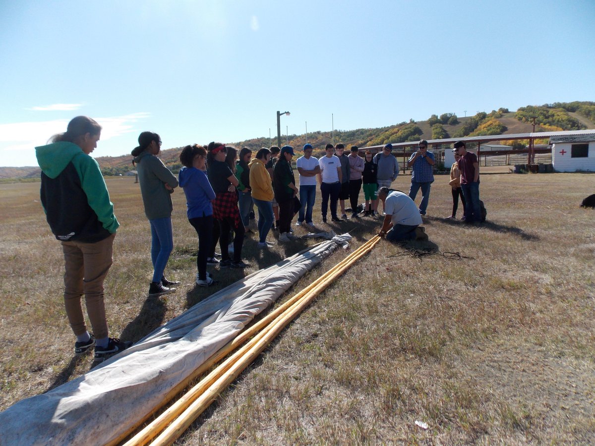 bert_high's tweet photo. Third day of school and these awesome @LFTL_BertFoxCHS kids are learning how to set up Tipis at #Treaty4. What a great day! #BFCHS https://t.co/NKRaUHLc15