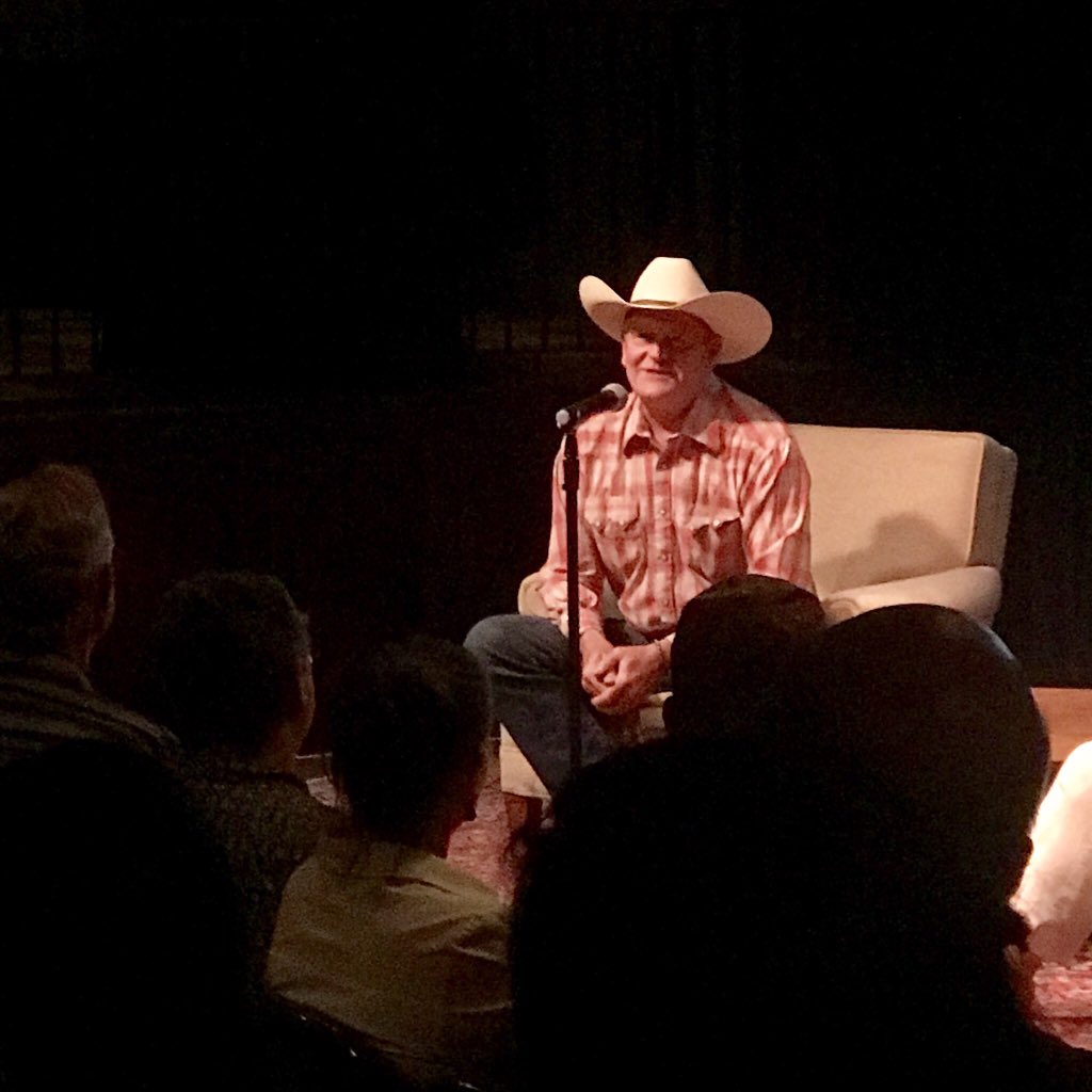 ProvenMedia's tweet photo. Nice night to escape into fiction with #Longmire author Craig Johnson @ucrosspop25 @poisonedpen #DepthOfWinter https://t.co/OpiSJkrZmD